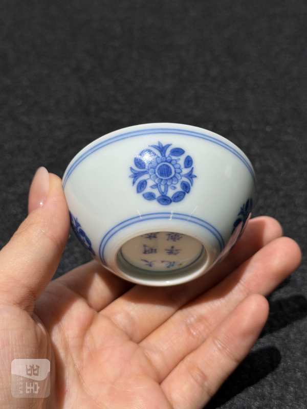 清康熙 青花团菊纹卧足杯 - 图4